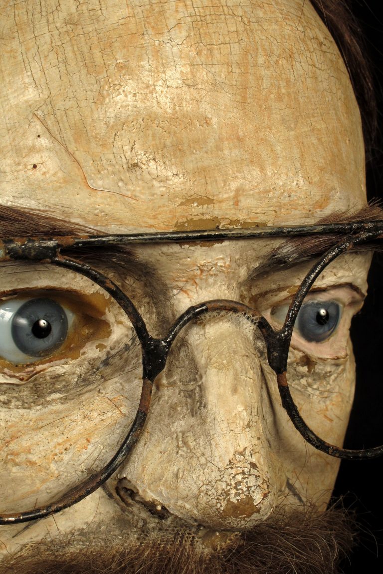 Ancienne et curieuse sculpture, tête sur un plateau, vers 1930 Old