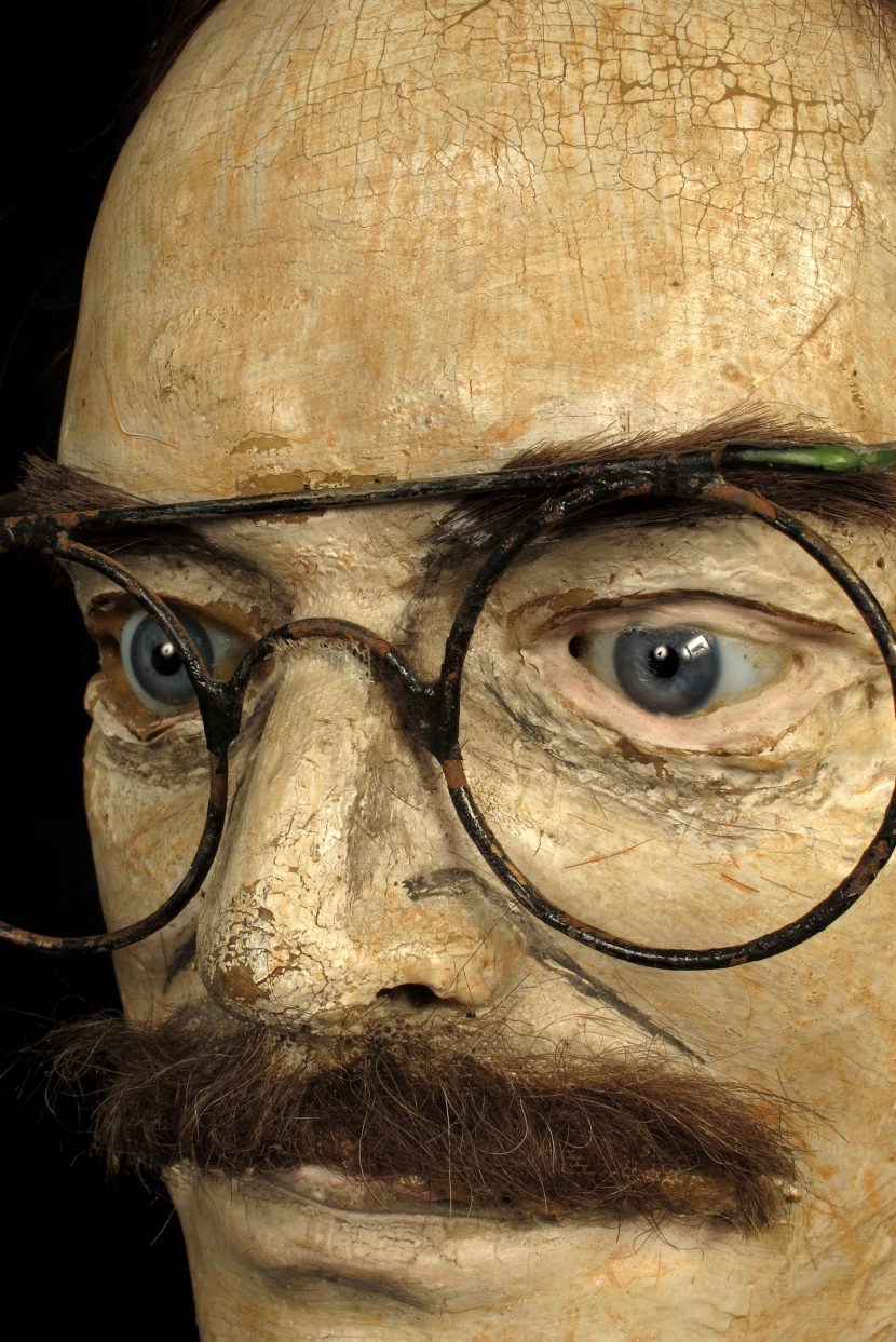 Ancienne et curieuse sculpture, tête sur un plateau, vers 1930 Old