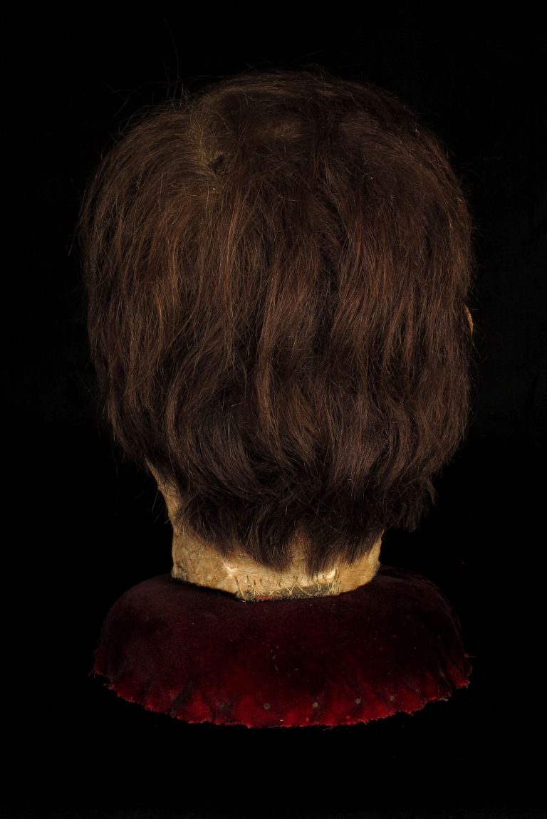 Ancienne et curieuse sculpture, tête sur un plateau, vers 1930 Old